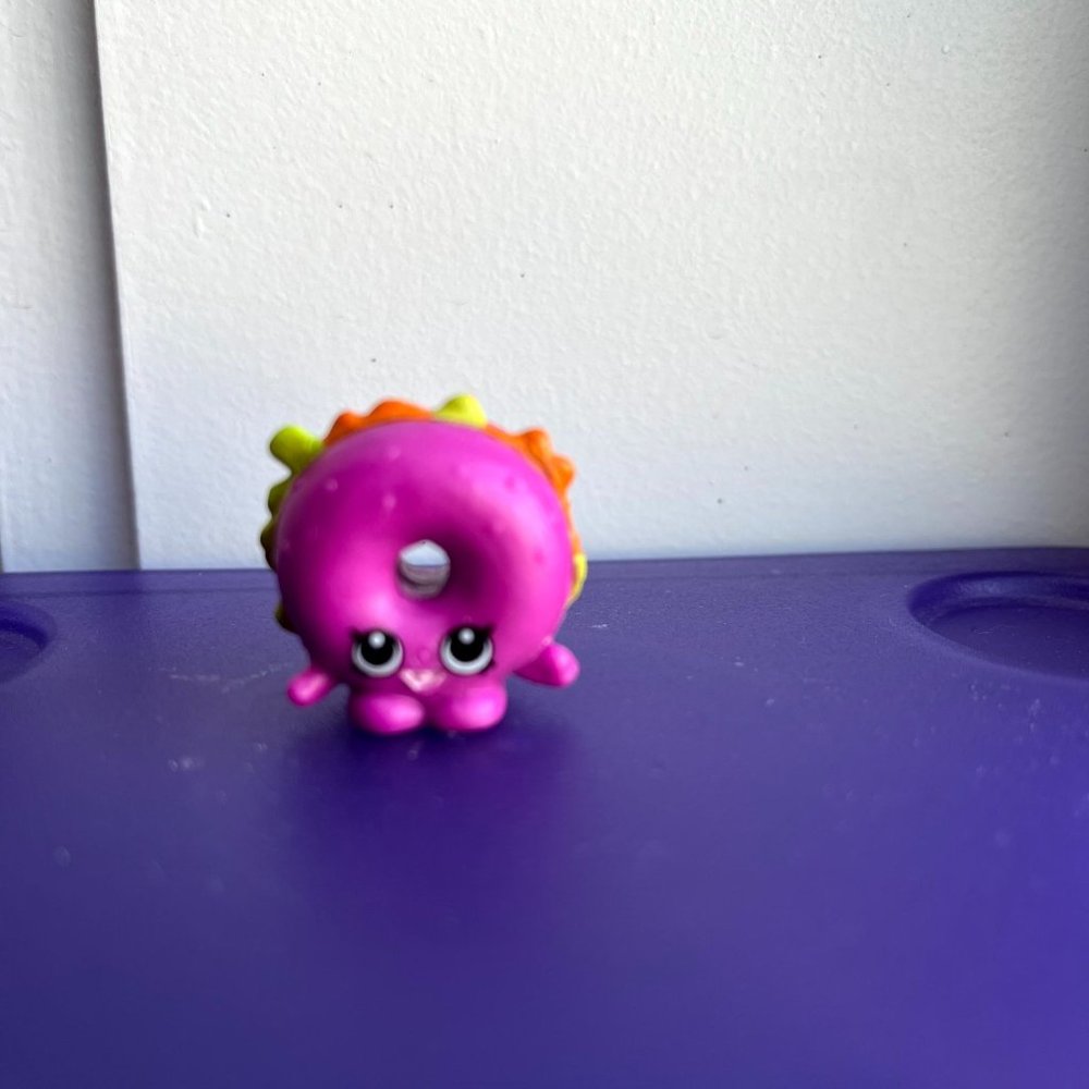 Shopkins Season 4 #19 BAGEL BILLY Purple Mint OOP